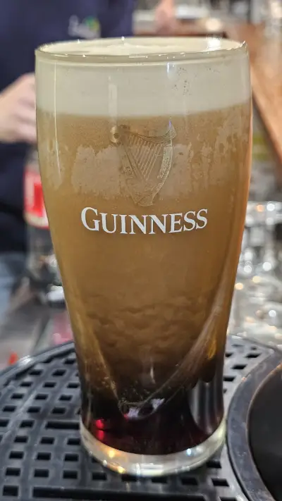 Een pint Guinness die tot rust komt