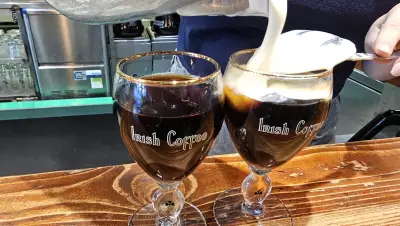 De room wordt op een Irish Coffee gegoten aan de toog