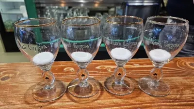 Vier glazen Irish Coffee, klaar om te serveren