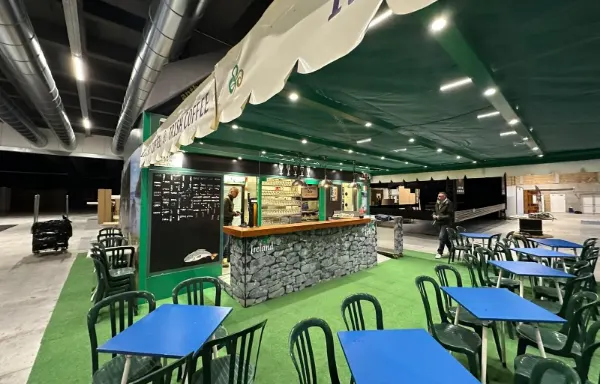 Le bar et la terrasse couverte du pub