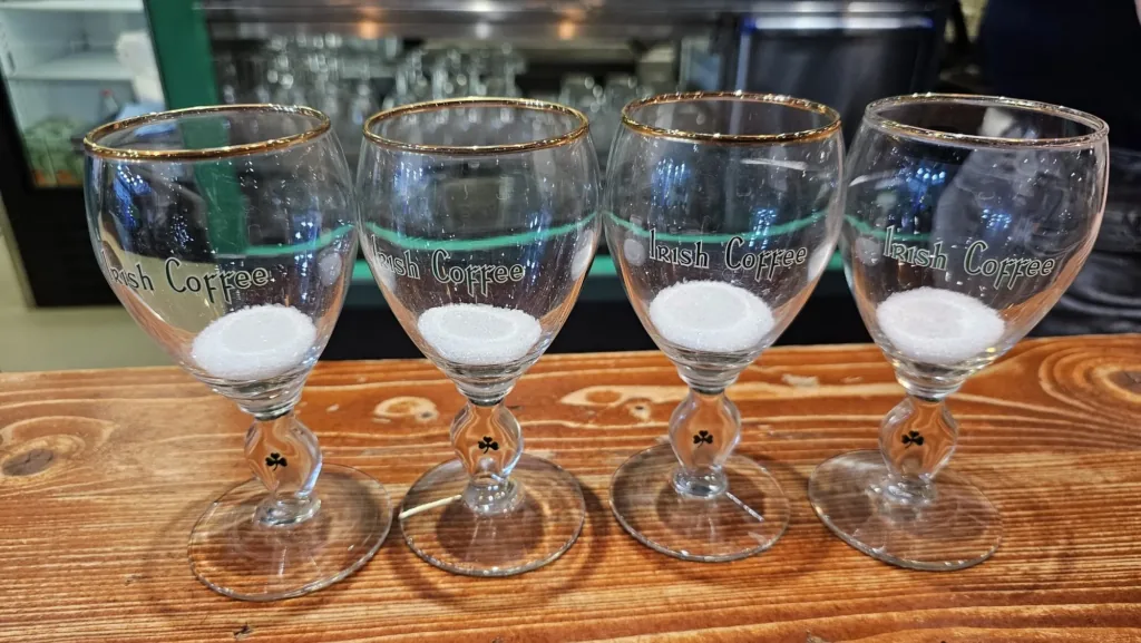 Quatre Irish Coffee sur le comptoir